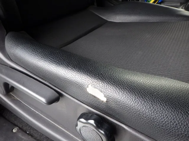 運転席座面にヘタリ・破れがあります。|三菱 ファイター 2KG-FK65F(2WD)の写真43