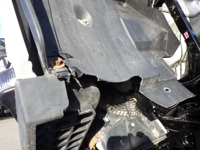 助手席側泥除けに割れがあります。|いすゞ フォワード 2PG-FRR90S1(2WD)の写真20