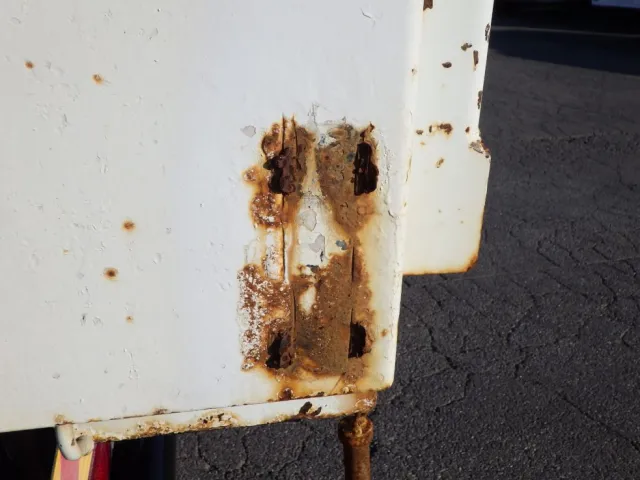 ボディー後方の両サイドにキズ・サビ・加工跡があります。|いすゞ フォワード 2PG-FRR90S1(2WD)の写真25