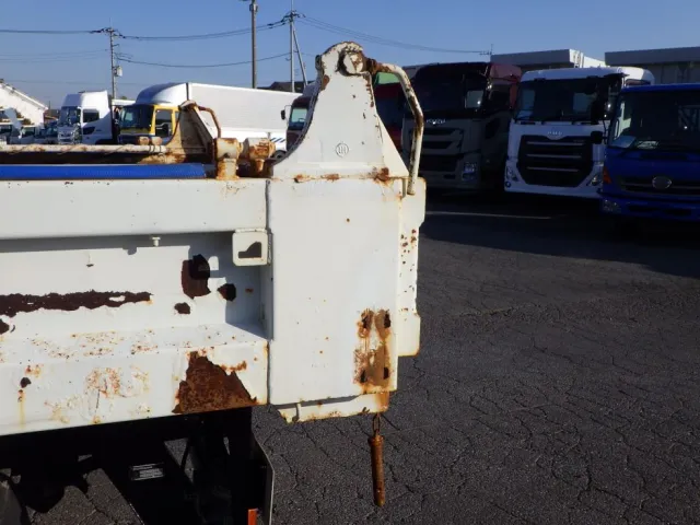 ボディー後方の両サイドにキズ・サビがあります。|いすゞ フォワード 2PG-FRR90S1(2WD)の写真27