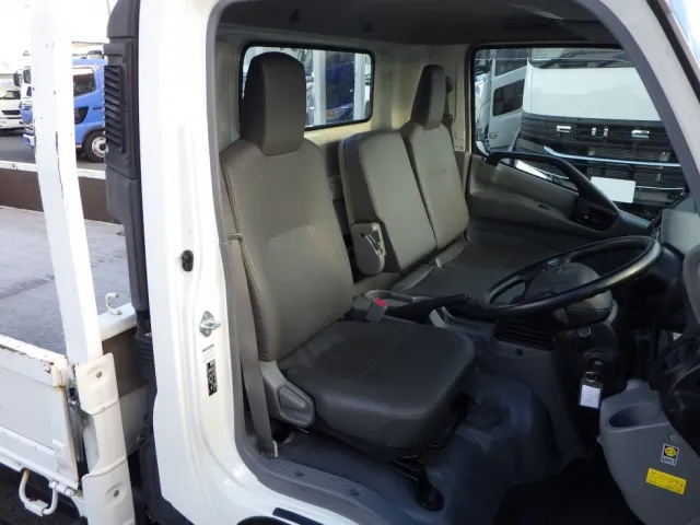 乗車定員は3名です。|日野 デュトロ 2RG-XZU710M(2WD)の写真6