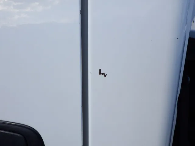 助手席側クォーターパネルにキズがあります。|日野 デュトロ 2RG-XZU710M(2WD)の写真17