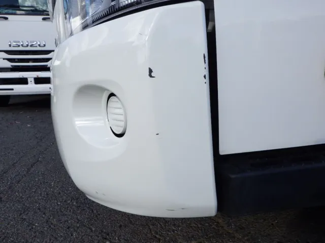 フロントバンパーの両サイドキズがあります。|日野 デュトロ 2RG-XZU710M(2WD)の写真19