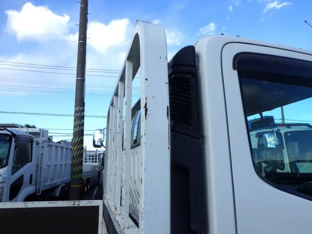 トリイの両サイドにキズ・サビがあります。|日野 デュトロ 2RG-XZU710M(2WD)の写真23