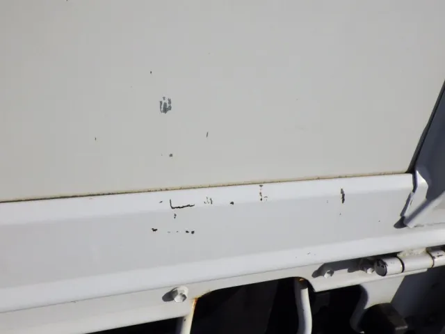 左右のアオリにキズ・ヘコミがあります。|日野 デュトロ 2RG-XZU710M(2WD)の写真25