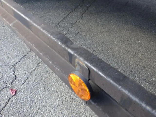 助手席側サイドバンパーにキズ・サビ・曲がりがあります。(運転席側にもあります)|日野 デュトロ 2RG-XZU710M(2WD)の写真27