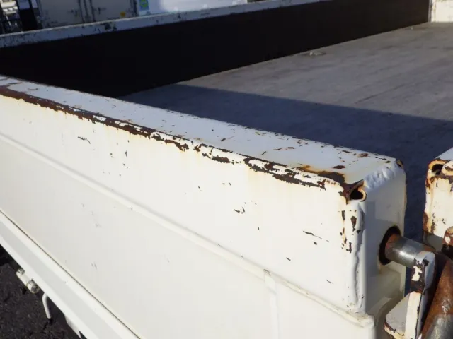 リヤ周りにキズ・ヘコミがあります。|日野 デュトロ 2RG-XZU710M(2WD)の写真29