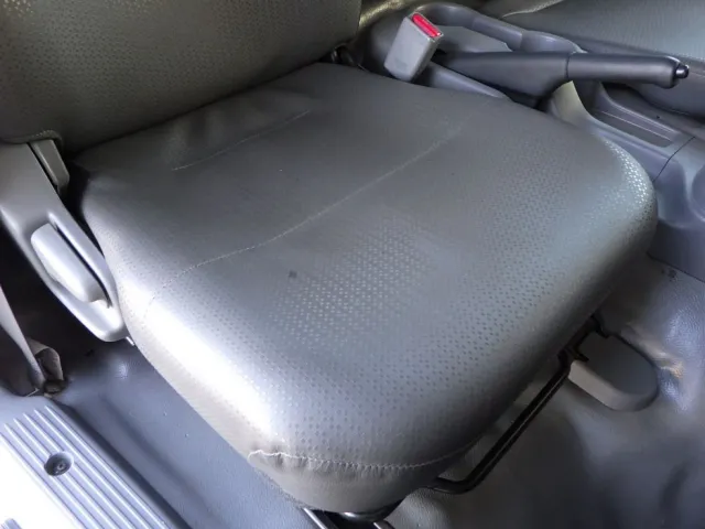 運転席座面にヘタリがあります。|日野 デュトロ 2RG-XZU710M(2WD)の写真30