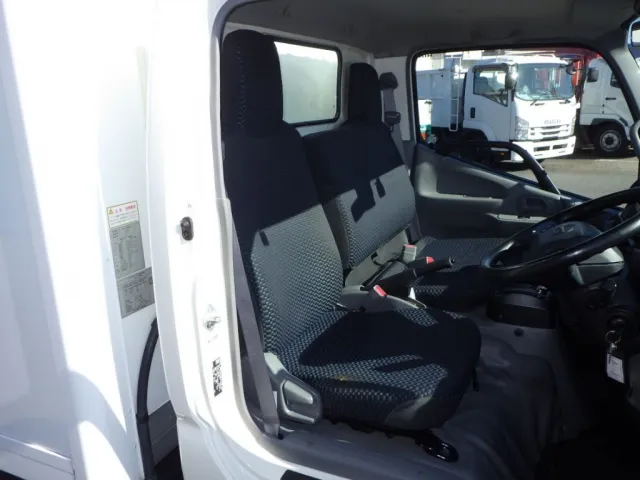 乗車定員は３名です。|日野 デュトロ 2RG-XZC605M(2WD)の写真6