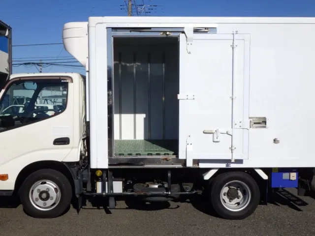 助手席側に片開式スライドドアが付いています|日野 デュトロ 2RG-XZC605M(2WD)の写真13