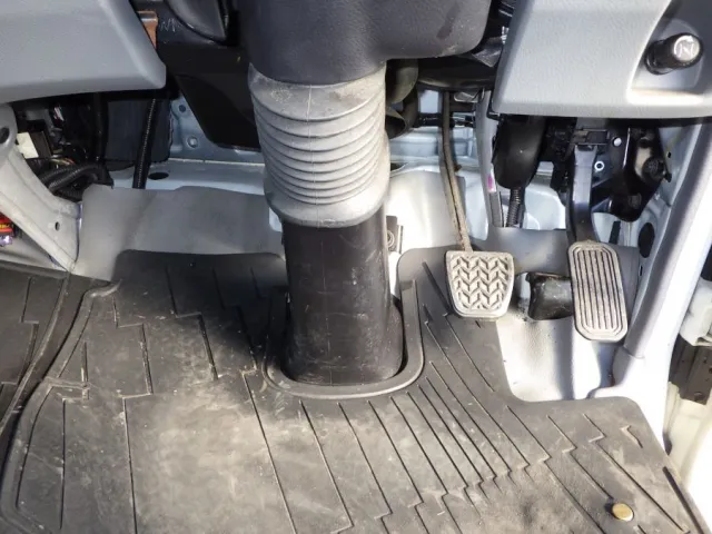 ２ペダルです。|日野 デュトロ 2RG-XZC605M(2WD)の写真24