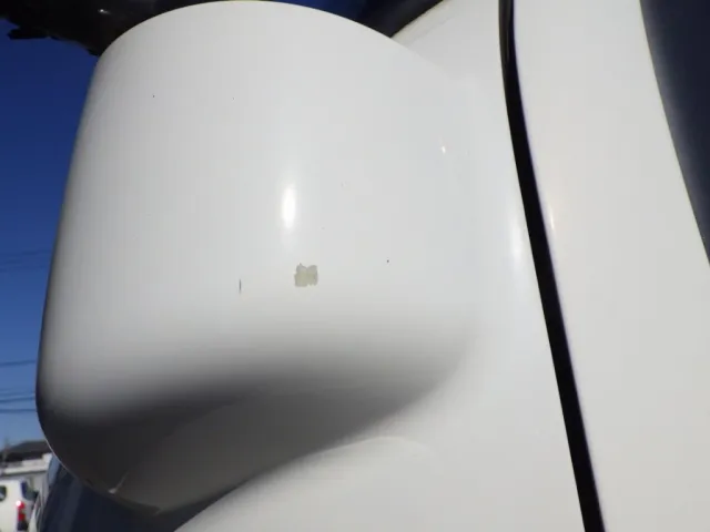 助手席側ミラーステーカバーに小キズがあります。|日野 デュトロ 2RG-XZC605M(2WD)の写真30