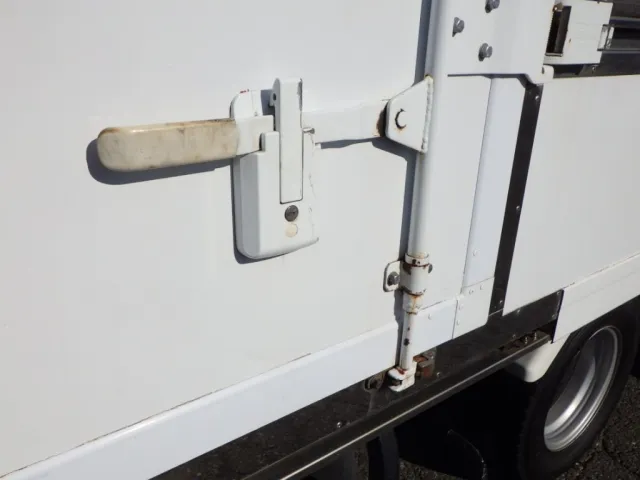 サイドドアのハンマーロックにキズ・サビがあります|日野 デュトロ 2RG-XZC605M(2WD)の写真34