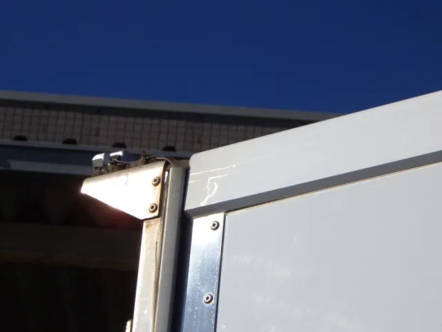 運転席側ボディー後方上部に小キズがあります。|日野 デュトロ 2RG-XZC605M(2WD)の写真36