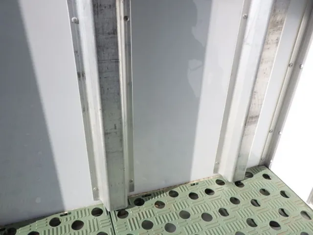 プロテクター裏側にキズ・ヘコミがあります。|日野 デュトロ 2RG-XZC605M(2WD)の写真38