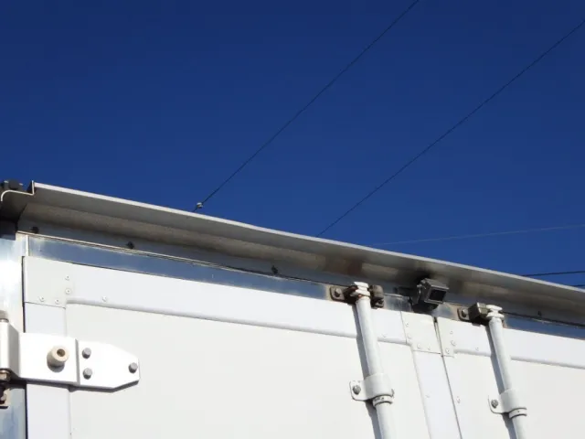 雨どいに軽い曲がりがあります。|日野 デュトロ 2RG-XZC605M(2WD)の写真40