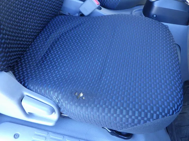 運転席座面にヘタリ・破れがあります。|日野 デュトロ 2RG-XZC605M(2WD)の写真43