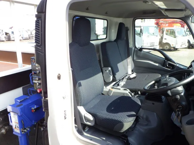 乗車定員は3名です。|日野 デュトロ 2KG-XZU712M(2WD)の写真6