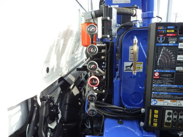クレーンの操作レバーです。|日野 デュトロ 2KG-XZU712M(2WD)の写真12