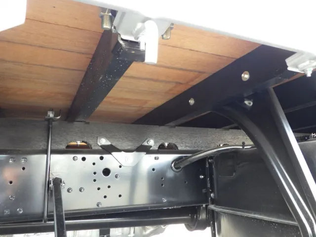 シャーシとネタの状態です。（ネタは木製です）|三菱 ファイター 2KG-FK62F(2WD)の写真7