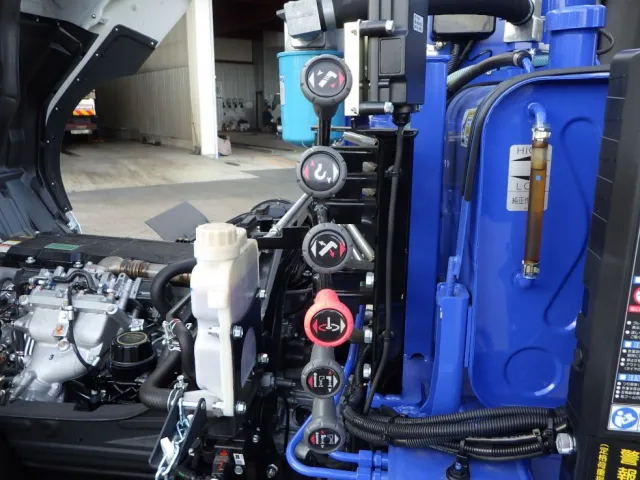 クレーンの操作レバーです。|三菱 ファイター 2KG-FK62F(2WD)の写真12