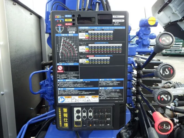 空車時定格荷重及び作業半径ー揚程図です。|三菱 ファイター 2KG-FK62F(2WD)の写真13