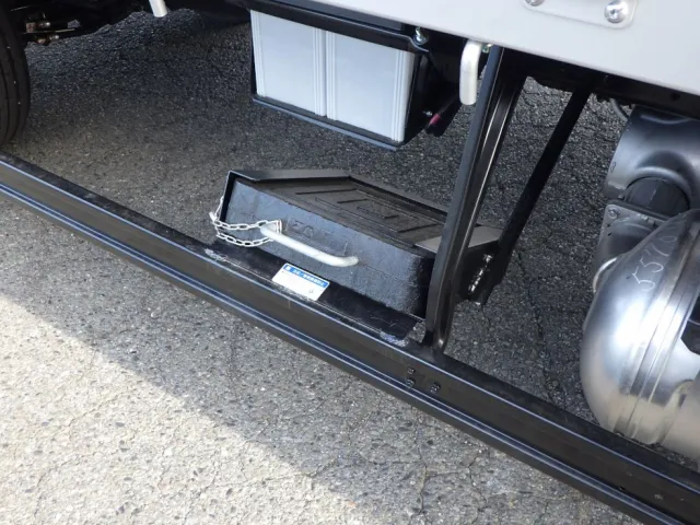 アウトリガーベース格納スペースの状態です。|三菱 ファイター 2KG-FK62F(2WD)の写真15