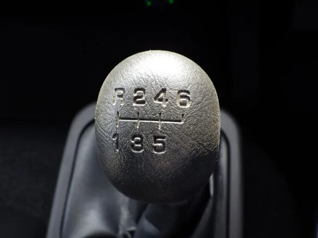 MT6速です。|三菱 ファイター 2KG-FK62F(2WD)の写真22