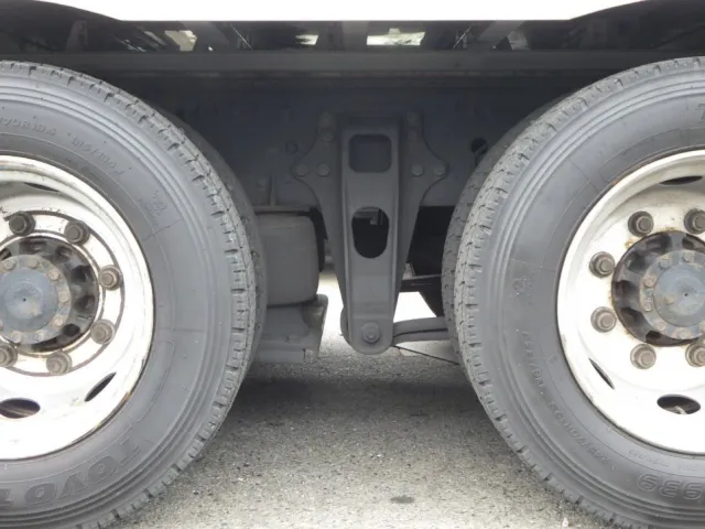 タイヤ間の状態です。(エアサスです)|三菱 スーパーグレート 2PG-FS74HZの写真5