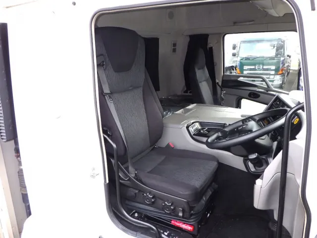 乗車定員は2名です。|三菱 スーパーグレート 2PG-FS74HZの写真6