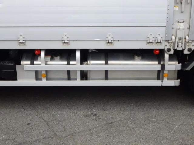 燃料タンクは200L✕300Lです。|三菱 スーパーグレート 2PG-FS74HZの写真13