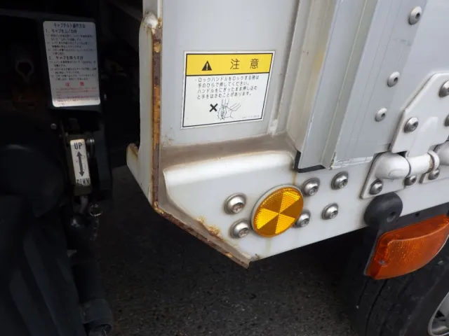 ボディー前方の両サイドにサビがあります。|三菱 スーパーグレート 2PG-FS74HZの写真32