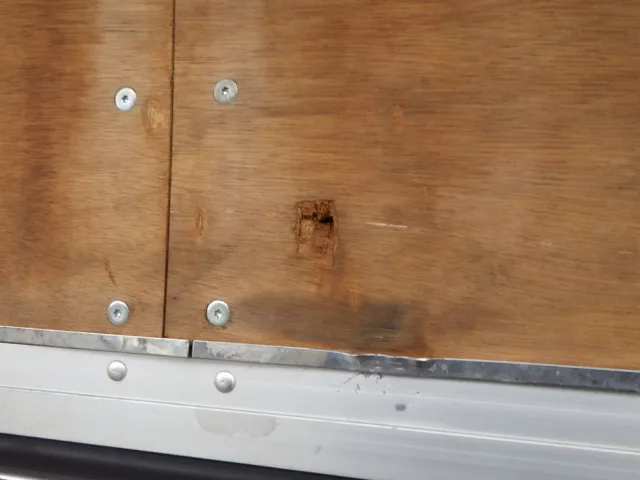 荷台ベニヤ板にキズ・割れがあります。|三菱 スーパーグレート 2PG-FS74HZの写真41