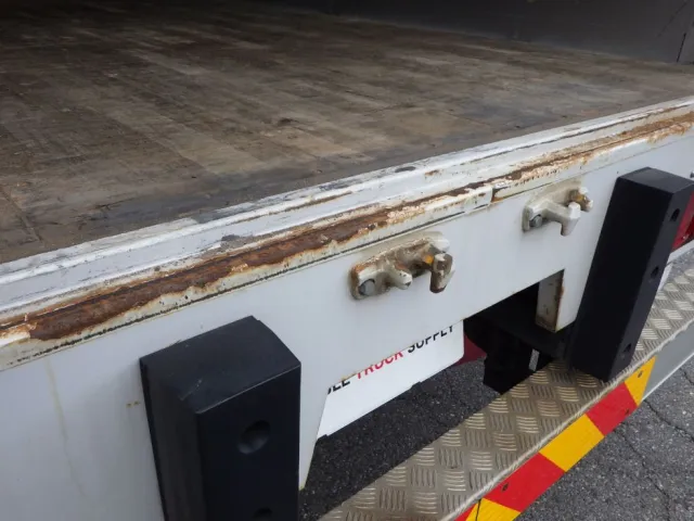 門口周りにサビがあります。|三菱 スーパーグレート 2PG-FS74HZの写真49