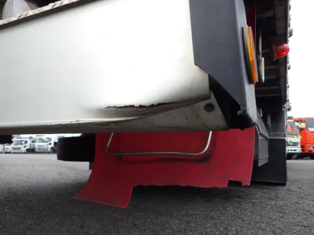 リヤバンパーの両サイドにキズ・ヘコミ・割れがあります。|三菱 スーパーグレート 2PG-FS74HZの写真50