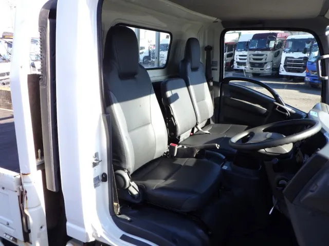 乗車定員は3名です。|いすゞ エルフ TPG-NPR85AR(2WD)の写真6