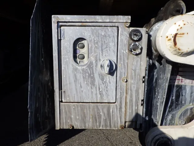 ゲートの操作スイッチです。(塗装のタレがあります)|いすゞ エルフ TPG-NPR85AR(2WD)の写真15