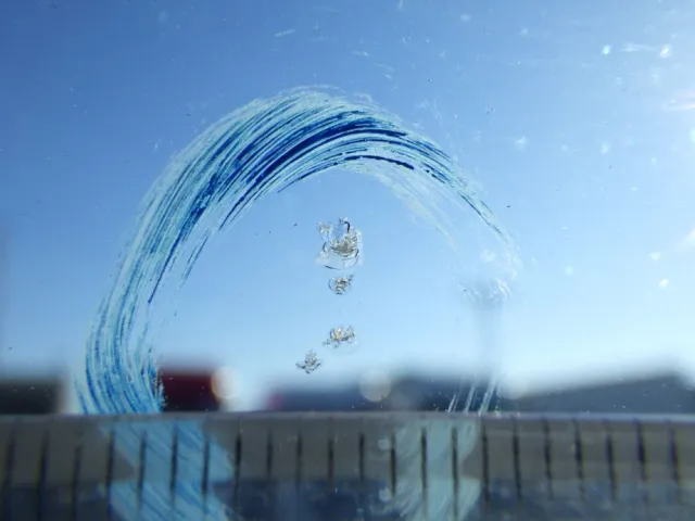 フロントガラスに小キズがあります。|いすゞ エルフ TPG-NPR85AR(2WD)の写真17