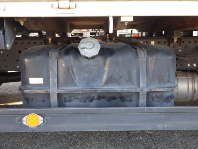 燃料タンクは100Lです。|いすゞ エルフ TPG-NPR85AR(2WD)の写真18