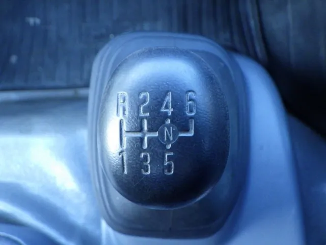 MT6速です。|いすゞ エルフ TPG-NPR85AR(2WD)の写真19