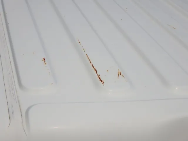 ルーフにキズ・サビ・ヘコミがあります。|いすゞ エルフ TPG-NPR85AR(2WD)の写真25