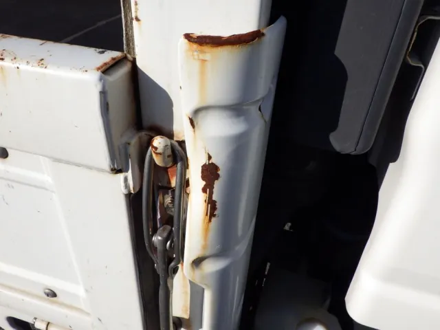 ボディー前方の両サイドにキズ・サビ・ヘコミがあります。|いすゞ エルフ TPG-NPR85AR(2WD)の写真27