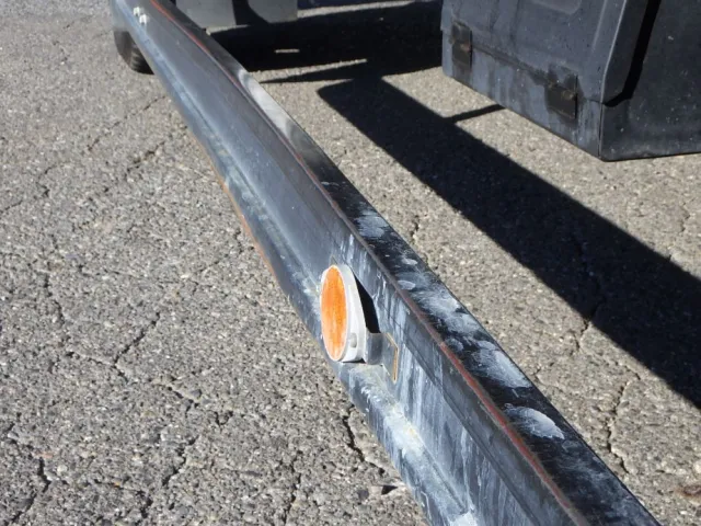 左右のサイドバンパキズ・サビ・曲がりがあります。|いすゞ エルフ TPG-NPR85AR(2WD)の写真30