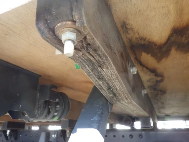 横ネタの一部に腐食があります。|いすゞ エルフ TPG-NPR85AR(2WD)の写真32