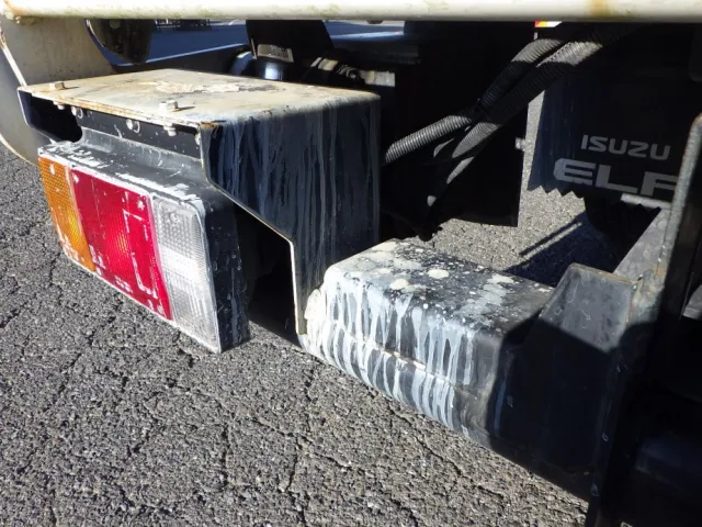 ボディー後方の助手席側に塗料のタレがあります。|いすゞ エルフ TPG-NPR85AR(2WD)の写真36