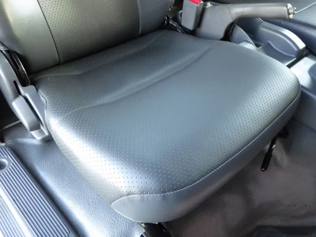 運転席座面にヘタリがあります。|いすゞ エルフ TPG-NPR85AR(2WD)の写真37