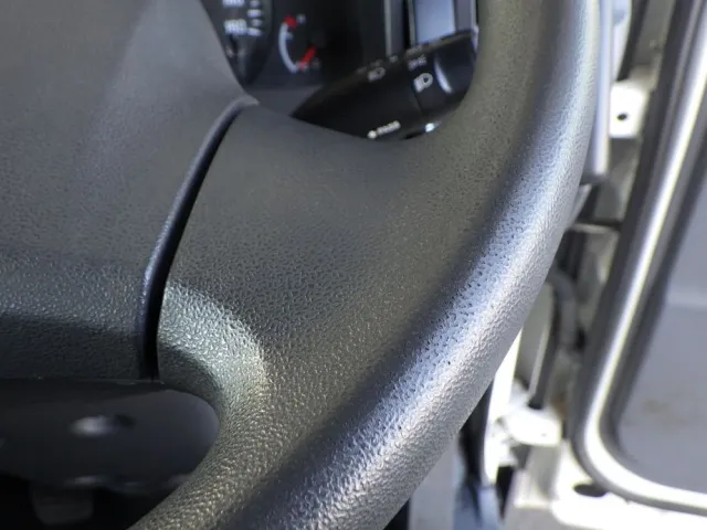 ハンドルにスレがあります。|いすゞ エルフ TPG-NPR85AR(2WD)の写真38