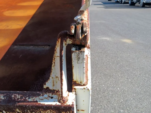 リアゲートのヒンジ部のピンに歪みがあります。（リアゲートの開閉がスムーズではありません）|日野 デュトロ TKG-XZU620T(2WD)の写真41