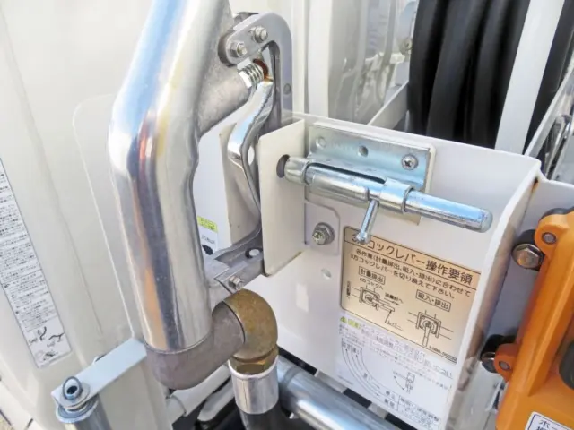 給油先端部に少し置きサビがあります。|日野 デュトロ 2KG-XZU600E(2WD)の写真38