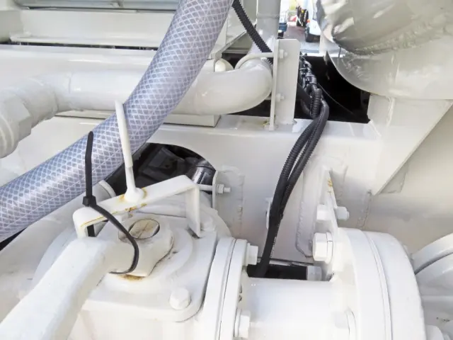 配管上部に少し置きサビがあります。|日野 デュトロ 2KG-XZU600E(2WD)の写真39